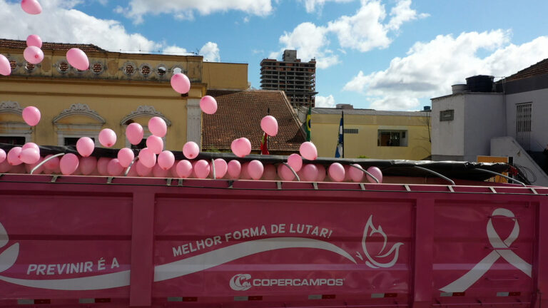 Copercampos solta balões biodegradáveis com sementes de árvores e flores em ação do Outubro Rosa
