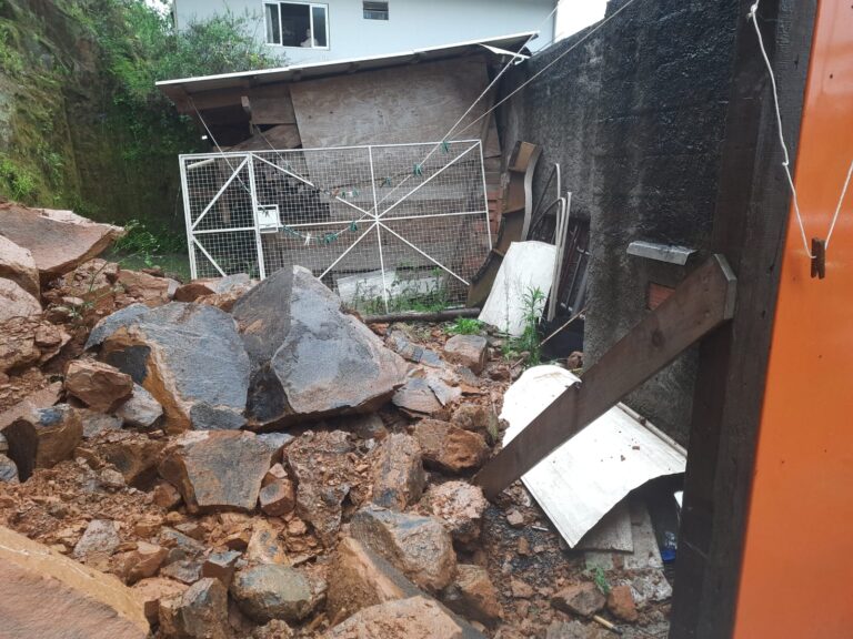 Bombeiros interditam residência sob risco de deslizamento de terra, em Videira