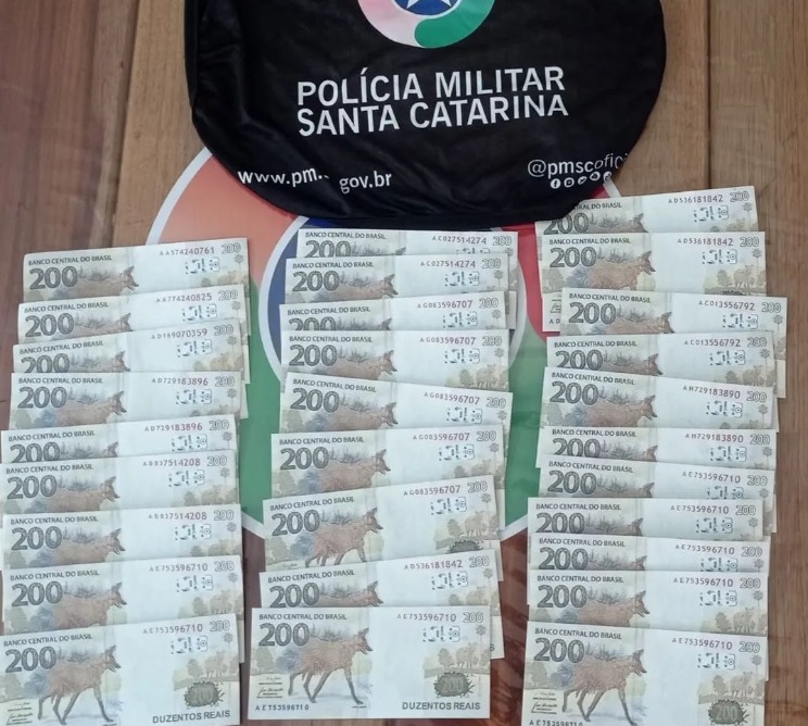Mulheres são detidas com R$ 6 mil em notas falsas de 200 reais, em SC