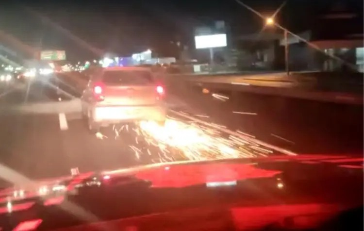 Carro é flagrado circulando sem pneu e mobiliza polícia na BR-101; vídeo