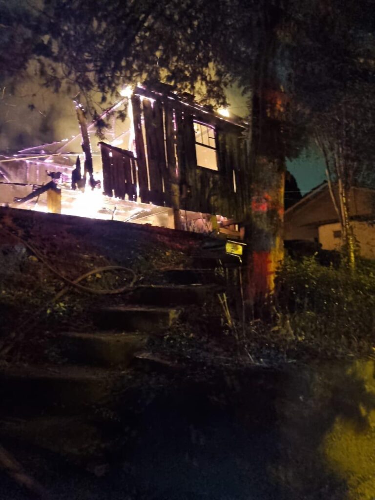 Incêndio em casa de madeira é registrado na madrugada em bairro de Tangará
