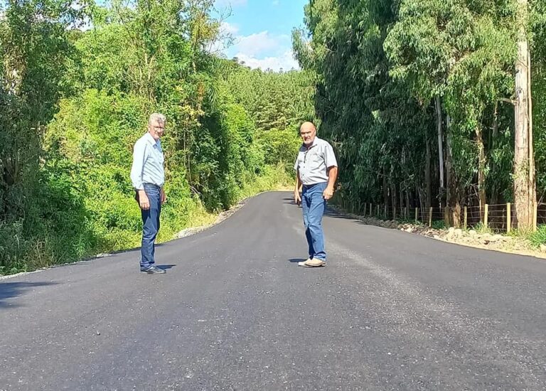 Capinzal: Prefeito vistoria asfaltamento da estrada de acesso ao Distrito de Alto Alegre