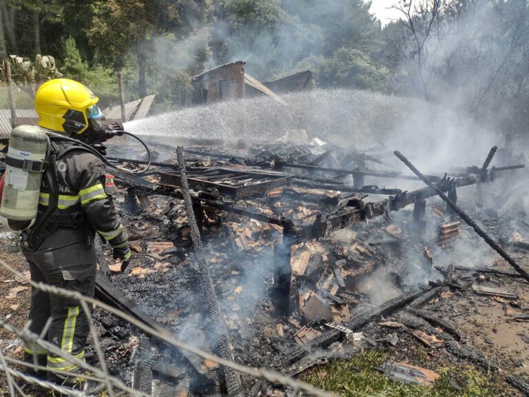 Moradora tem a casa destruída por incêndio enquanto estava trabalhando