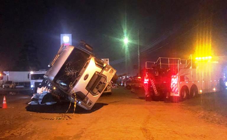 Jovem de 20 anos morre após colisão traseira entre caminhões na BR-101