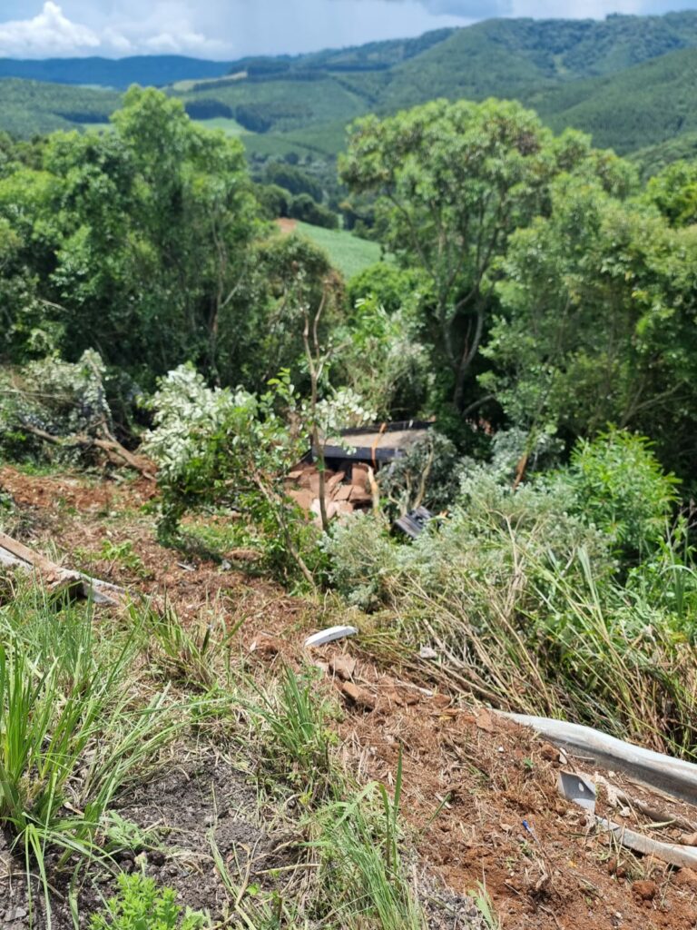 Caminhão cai em ribanceira na linha Cocho D’Água, interior de Água Doce