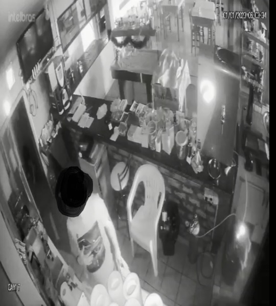 Câmera flagra ladrão furtando em restaurante na maior tranquilidade, em Capinzal