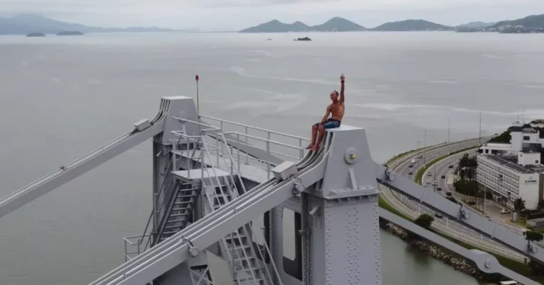 Homem sobe na ponte Hercílio Luz em Florianópolis e pistas são interditadas; vídeo