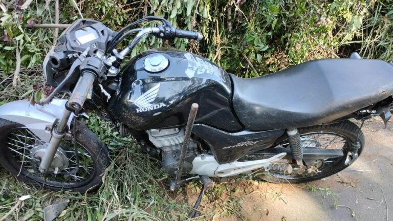 Jovem sofre escoriações após colisão lateral de moto com viatura da PM, em Videira