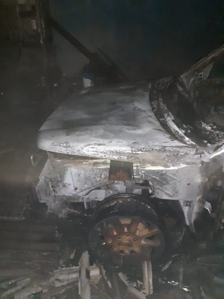 Incêndio atinge Land Rover e se espalha para casa e automóvel, em Lebon Régis
