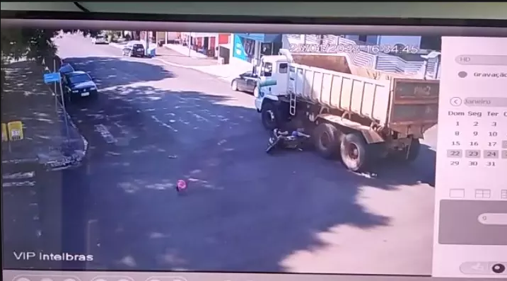 Vídeo: Homem sobrevive após colidir em caminhão e ser arrastado no Oeste de SC