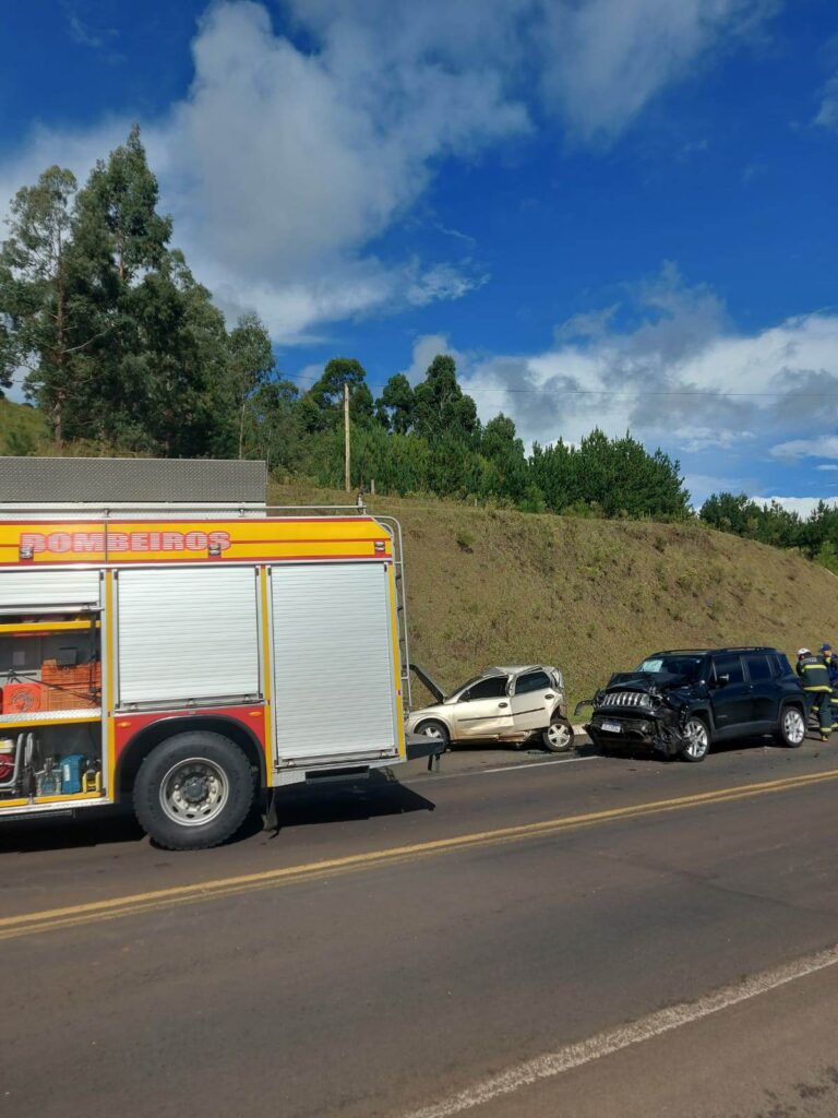 Acidente envolvendo carro e camioneta é registrado na BR-282 em São José do Cerrito