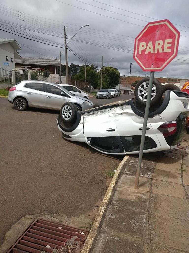 Carro capota após colidir com outro em Curitibanos