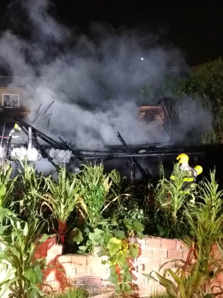 Incêndio destrói casa de madeira desabitada em bairro de Curitibanos