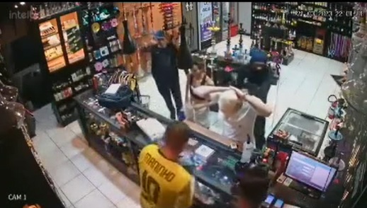 Criminosos armados rendem clientes, funcionários e assaltam tabacaria em SC; vídeo