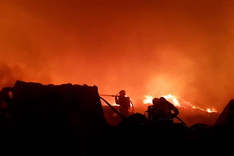 Incêndio em galpão de empresa mobiliza bombeiros de vários municípios, em SC