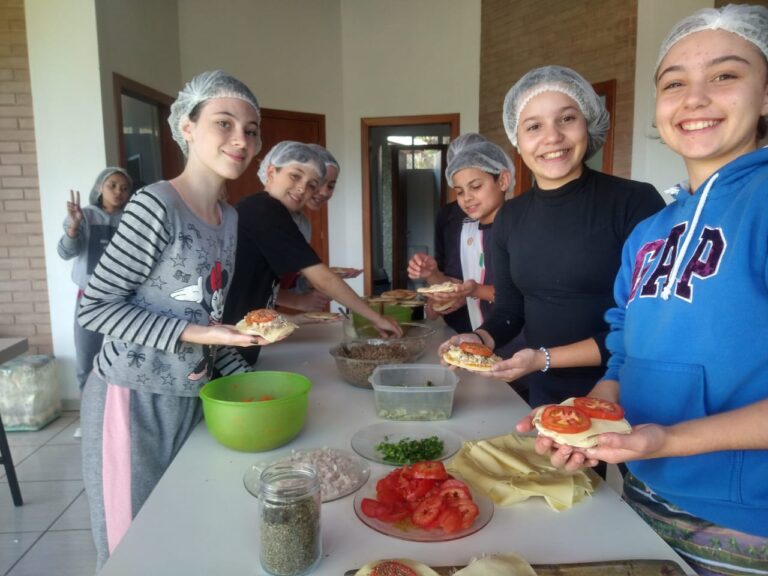 Crianças participam de oficina de culinária na escola socioambiental de Piratuba