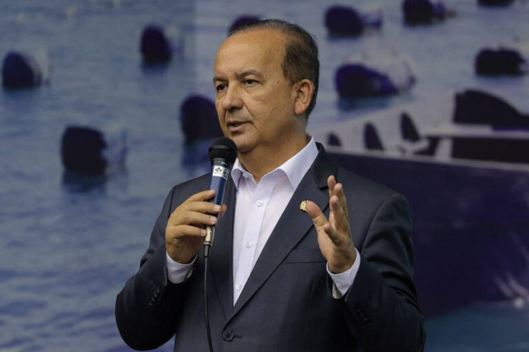 Greve: Jorginho diz que contratará professores e descontará os dias parados