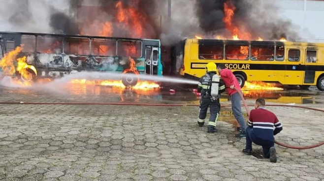 Incêndio atinge sete ônibus escolares nas vésperas de volta às aulas em SC