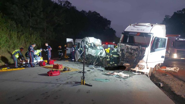 Três pessoas morrem após colisão entre van e carreta na BR-470 em Santa Catarina