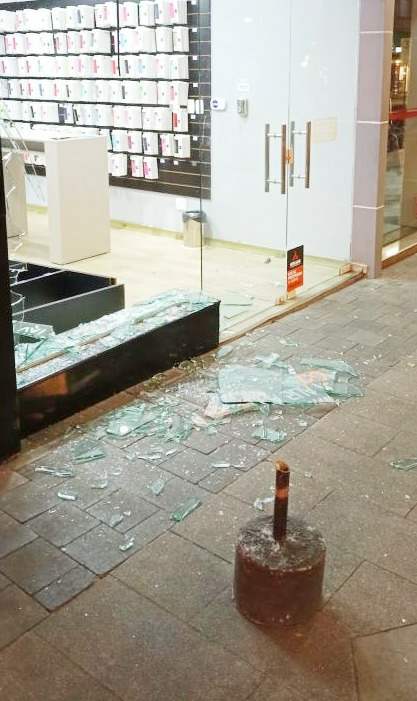 Concórdia: Câmera flagra arrombamento de loja de celulares; autor havia saído do presídio