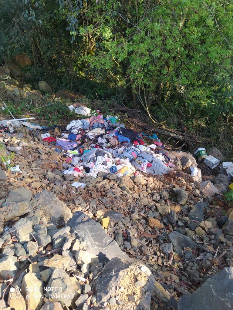 Família denuncia descarte irregular de lixo em propriedade no interior de Capinzal
