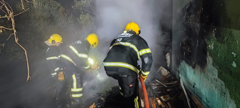 Incêndio em entulho ao lado de residência mobiliza bombeiros em Curitibanos