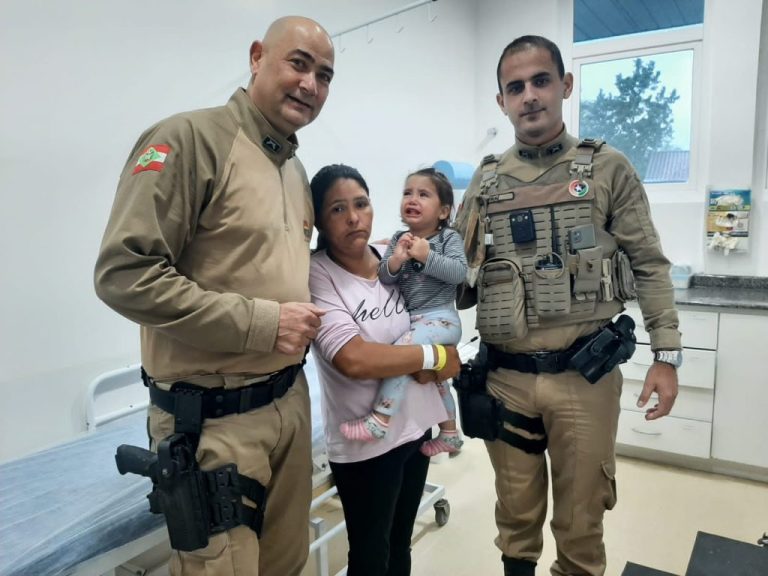 Bebê desacordada é salva por policiais militares em SC