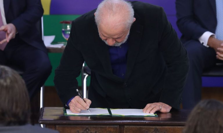 Lula sanciona salário mínimo e assina MP para taxar ‘super-ricos’