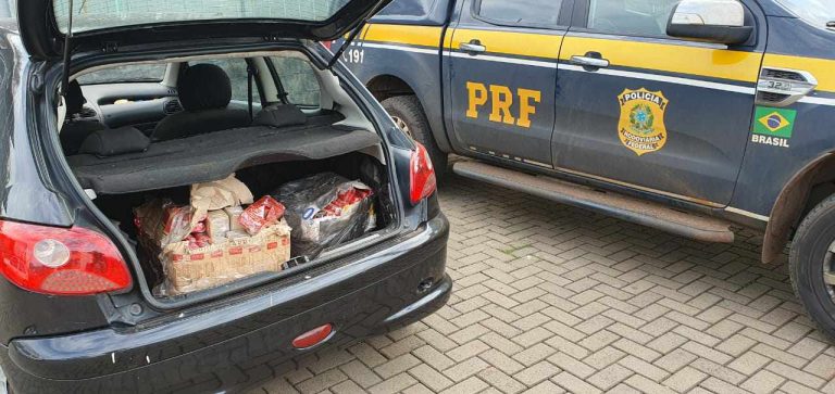 PRF flagra homens transportando maconha no porta-malas de carro na BR-282