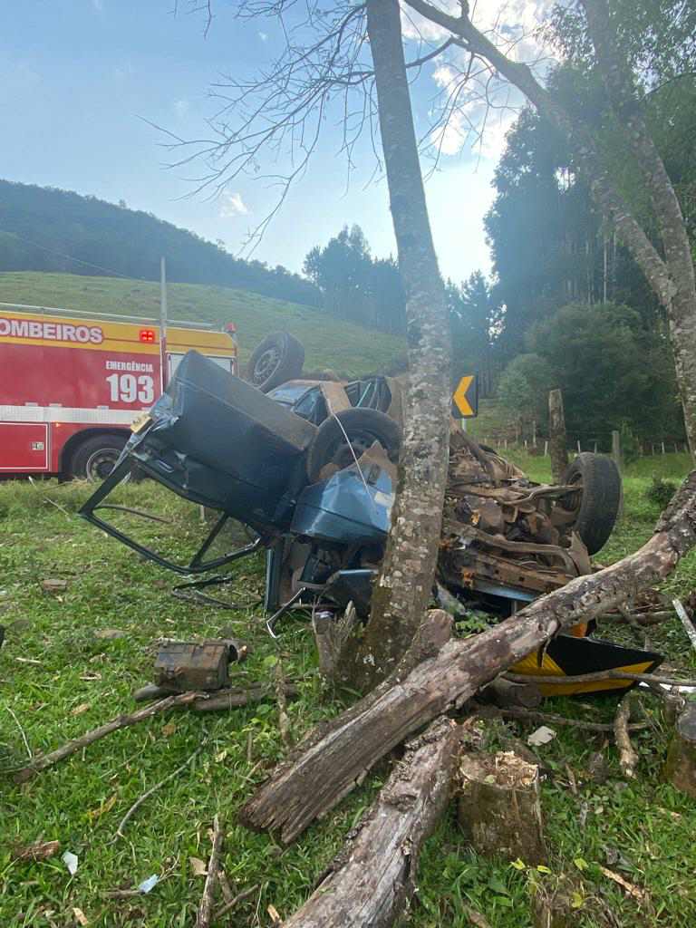 Condutor fica gravemente ferido após veículo capotar e atingir árvore em Salto Veloso