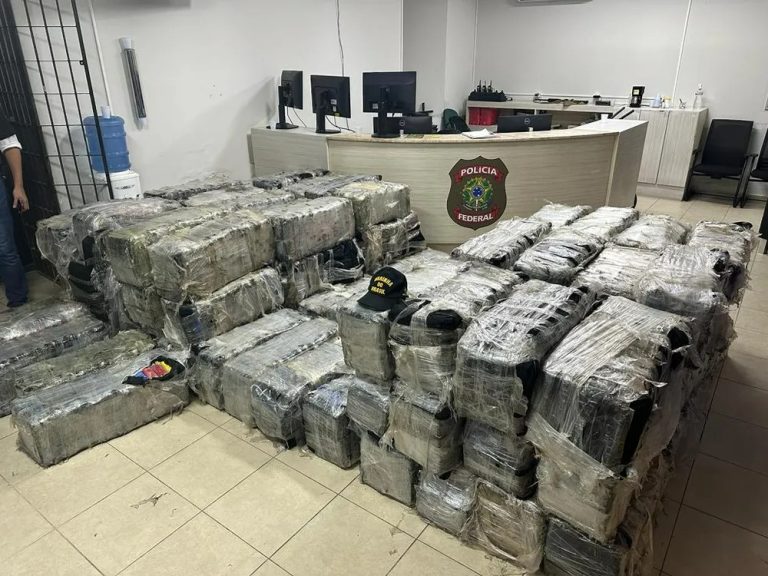 Barco que saiu de SC com R$ 100 milhões em cocaína é interceptado pela polícia