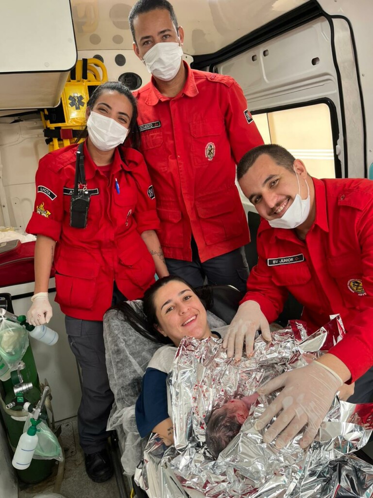 Jovem dá à luz dentro de ambulância dos bombeiros em Santa Catarina
