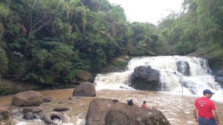 Jovem de 23 anos morre afogada em cachoeira no Oeste catarinense