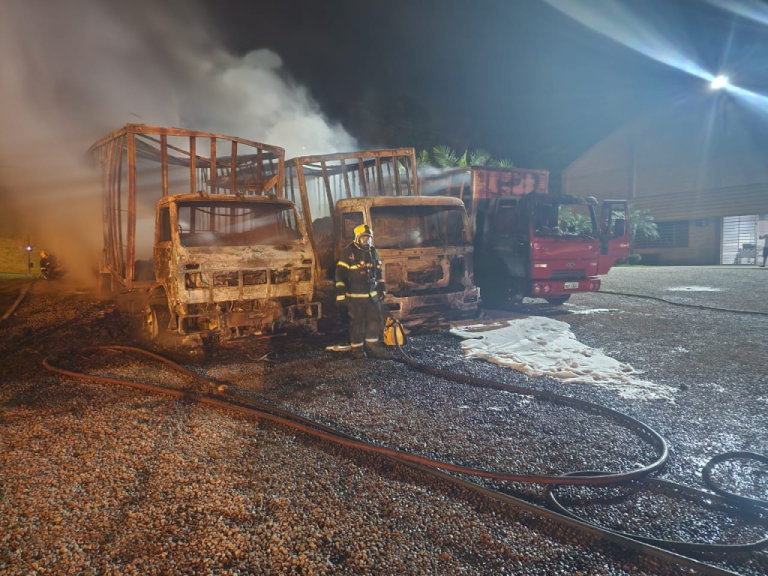 Caminhões são destruídos por incêndio criminosos em SC