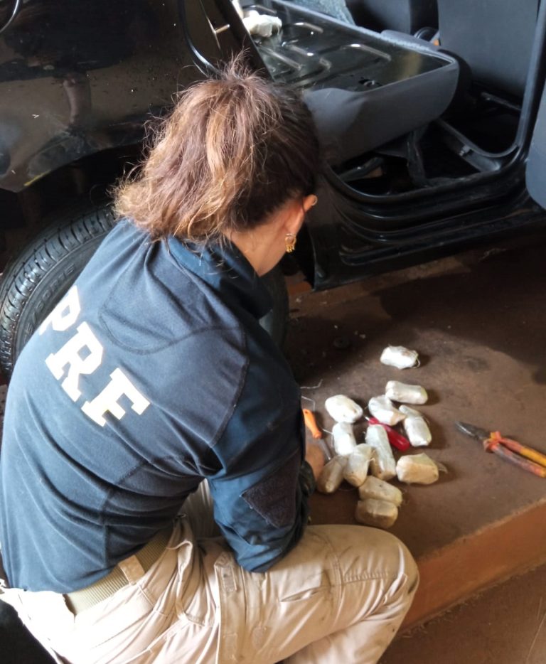 PRF localiza pacotes de crack escondidos em lataria de carro no oeste catarinense
