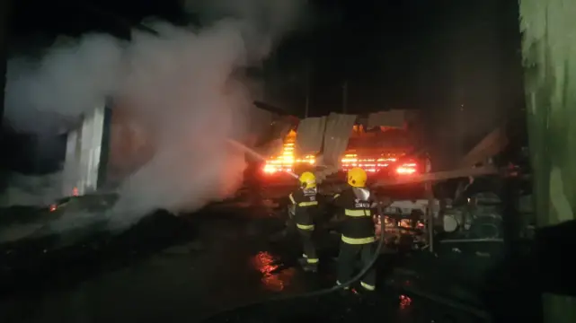 Fábrica de carvão e caminhão carregado são destruídos por incêndio em SC