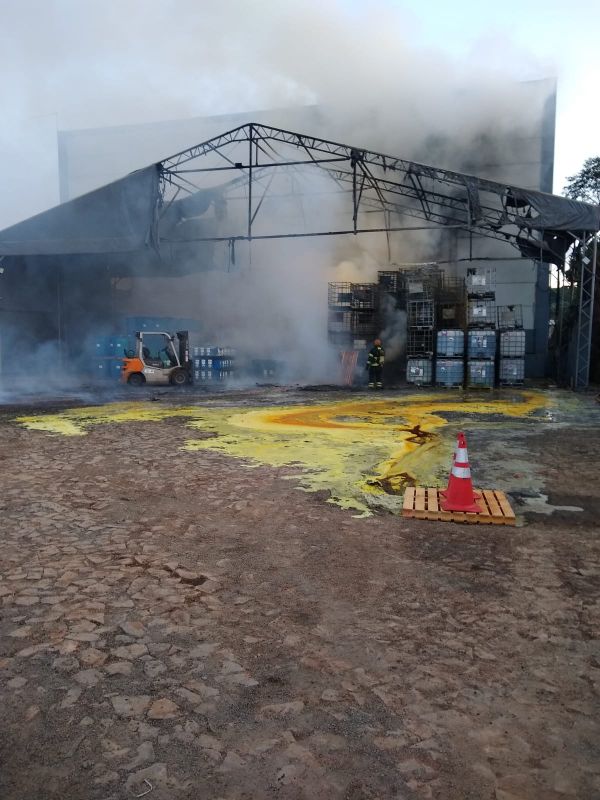 Empresa de produtos químicos é atingida por incêndio, no Oeste catarinense