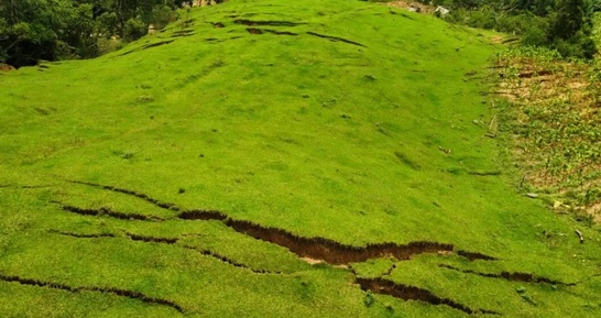 Rachaduras se abrem em solo após deslizamento de terra, no Alto Vale do Itajaí