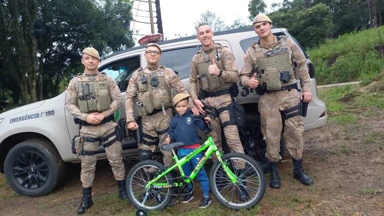 Policiais militares fazem surpresa para criança com problema de saúde no meio-oeste