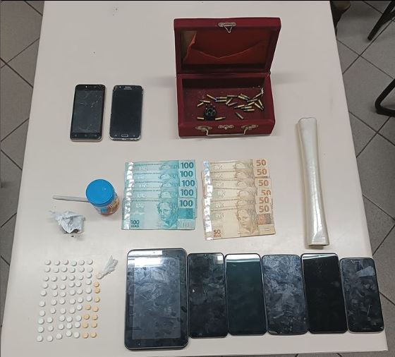PM apreende drogas, munições e dinheiro em operação contra o tráfico em Joaçaba