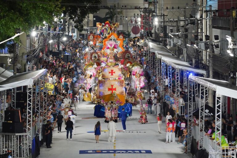 Cerca de 15 mil pessoas participam da primeira noite do desfile das escolas de samba de Joaçaba