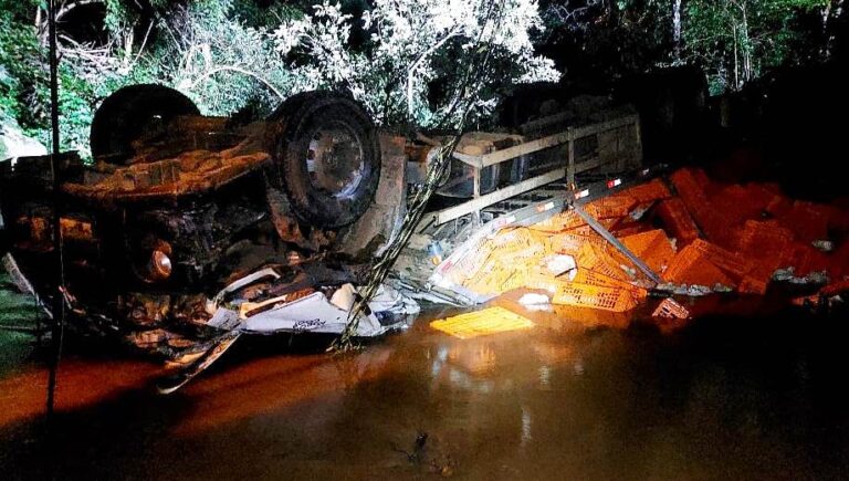 Pai, mãe e filha morrem após caminhão tombar dentro de rio no oeste catarinense