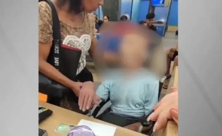 Mulher leva morto em cadeira de rodas ao banco para sacar empréstimo