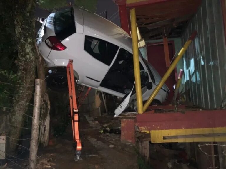 Veículo sai da pista e invade varanda de residência no meio-oeste catarinense