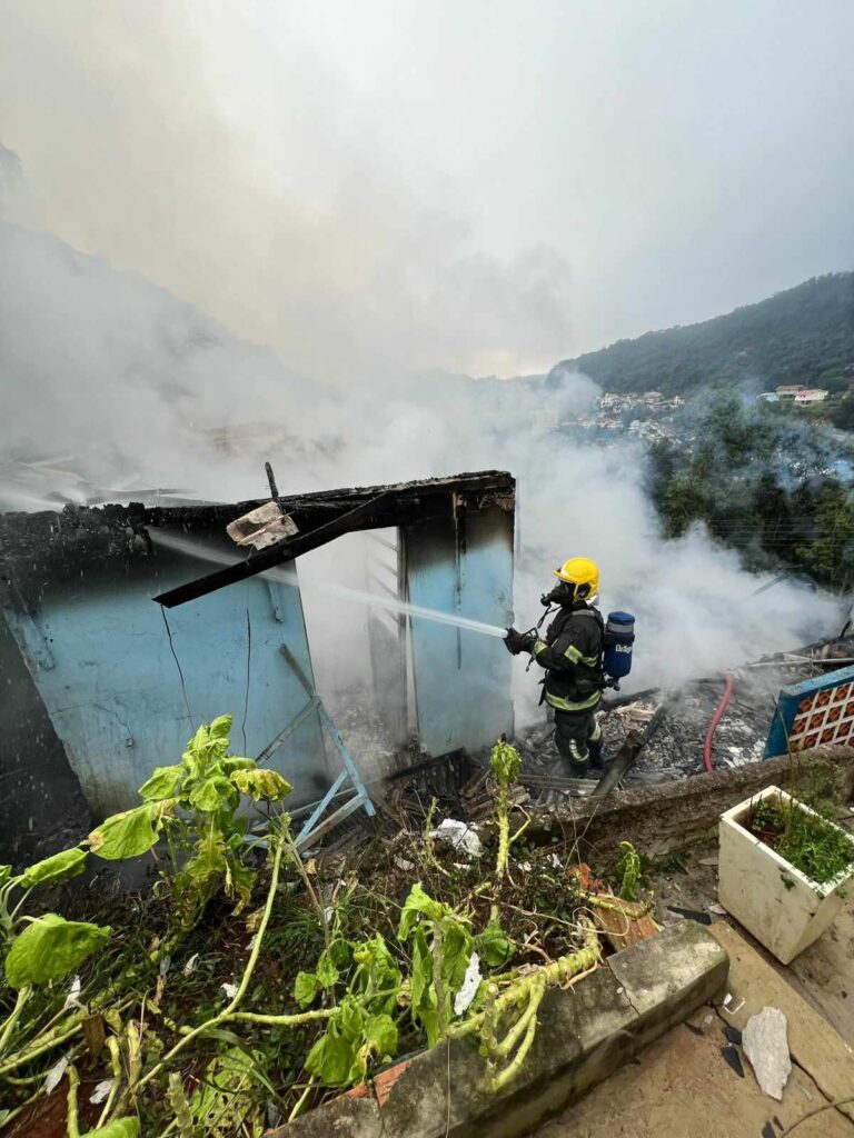 Incêndio consome casa de madeira no bairro Santa Tereza, em Joaçaba