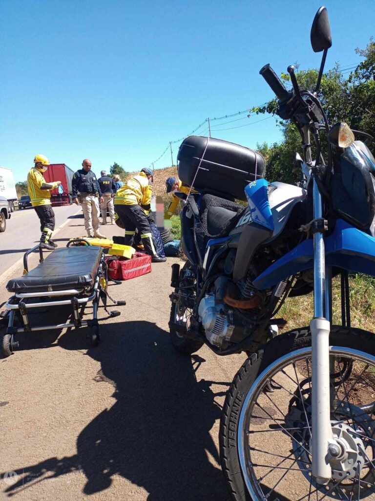 Motociclista colide na lateral de automóvel na BR-470 em Campos Novos