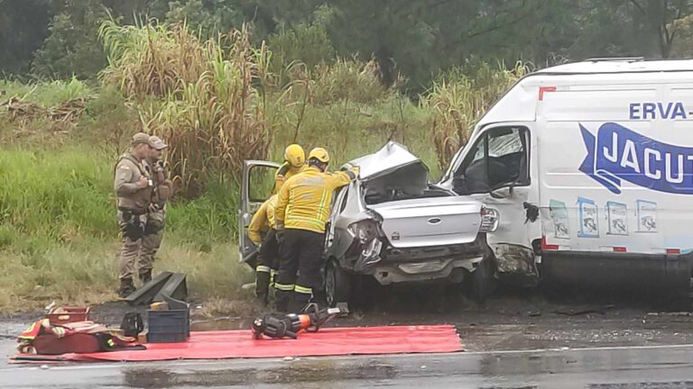 Colisão de carro e furgão deixa dois mortos na BR-282 em Joaçaba; fotos e vídeo