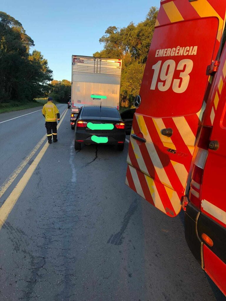 Carro colide na traseira de caminhão na BR-470 em Brunópolis e mulher fica ferida