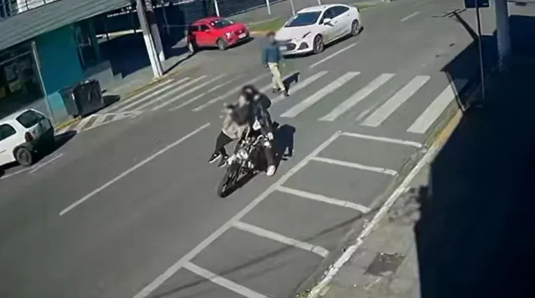 Imagens fortes mostram mulher sendo atropelada por moto na Serra Catarinense