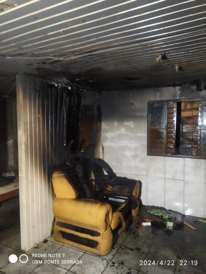 Casa é atingida por incêndio em Ponte Serrada após queda de energia